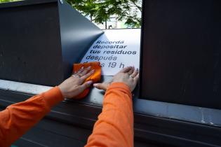 Colocación de adhesivos en contenedores de la vía pública Colocación de adhesivos en contenedores de la vía pública, 18 de diciembre de 2024