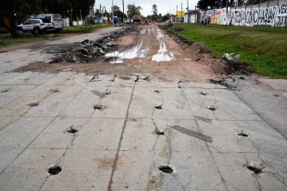 Avance de trabajos de pavimentación en Av. Don Pedro de Mendoza entre Teniente Rinaldi y Camino Capitán Tula, 24 de octubre de 2023