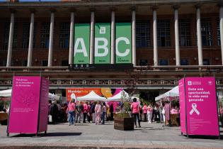  Jornada de prevención del cáncer de mama en la explanada de la Intendencia de Montevideo