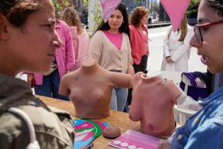  Jornada de prevención del cáncer de mama en la explanada de la Intendencia de Montevideo