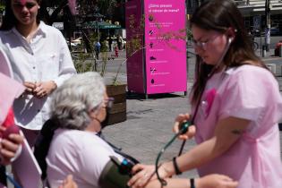  Jornada de prevención del cáncer de mama en la explanada de la Intendencia de Montevideo