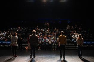 Elenco de “Nociones básicas para la construcción de puentes” de la Comedia Nacional en el Festival Internacional de Teatro Hispano (FITH) en Miami, Estados Unidos, 8 de julio de 2021