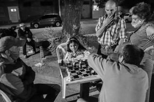 Clases de ajedrez en la olla popular del Centro Social y Deportivo Victoria