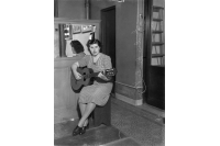 Amalia de la Vega en los estudios de Radio CX14. Año 1948