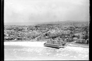 Vista aérea de la playa y el barrio de Pocitos. Adelante: Hotel de los Pocitos. Años 1930-1935