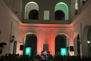 Late Ciudad Vieja segundo recital de Fernando Cabrera Late Ciudad Vieja segundo recitakl de Fernando Cabrera