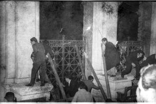 Estudiantes cercados por la policía, luego de la manifestación en rechazo a la ruptura de las relaciones diplomáticas entre Uruguay y Cuba. Universidad de la República. 09 de setiembre de 1964 Estudiantes cercados por la policía, luego de la manifestación en rechazo a la ruptura de las relaciones diplomáticas entre Uruguay y Cuba. Universidad de la República. 09 de setiembre de 1964
