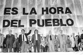 Acto de cierre de campaña electoral del FA Asunto Especifico: Temas relacionados:Codigo de referencia: UY858Numero de registro: 0175_30AFPCTTitulo del Fondo: Fondo Privado Camaratres Fecha de registro:
Nombre del o de los productor/es: CamaratresNombre del o de los autor/es: S.d. (fotografos
