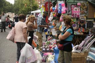 Entrega de bolsas para feriantes de Vía Blanca