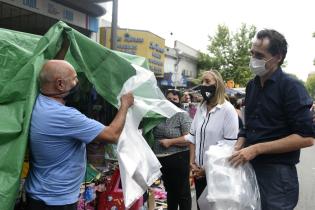 Entrega de bolsas para feriantes de Vía Blanca Entrega de bolsas para feriantes de Vía Blanca