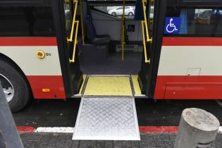 Rampa de accesibilidad en ómnibus Rampa de accesibilidad en ómnibus