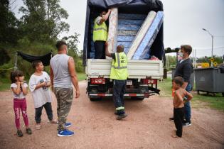  Donación de colchones en barrio Antares en apoyo a las familias damnificadas por las inundaciones