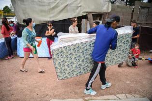 Donación de colchones en barrio Antares en apoyo a las familias damnificadas por las inundaciones Donación de colchones en barrio Antares en apoyo a las familias damnificadas por las inundaciones