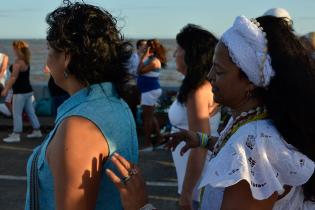 Celebracion Iemanja en el puertito del buceo.