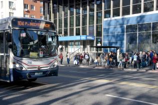 Tránsito y transporte en la Avenida 18 de julio.