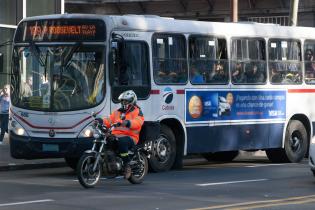 Transito y transporte en la Avenida 18 de julio.