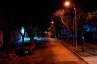 Luminarias de mercurio y sodio en la calle Enrique García Peña