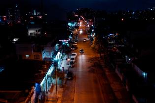 Luminarias de mercurio y sodio en la calle Orinoco