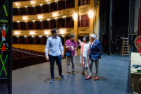 Diálogo del equipo artístico de La bella Helena con el  público y la prensa en el teatro Solís