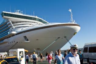 Crucero en el puerto de Montevideo 