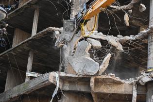 Demolición de edificio en la calle San José y Florida