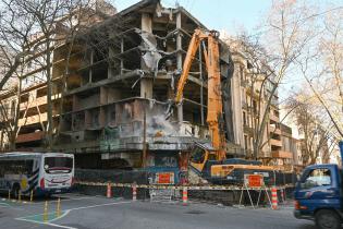 Demolición de edificio en la calle San José y Florida