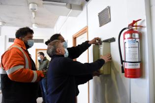 Fundación "Escuelas Vinculadas" dona desfibrilador a la Policlínica Casavalle