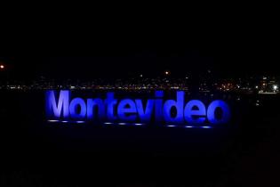 Iluminación del letrero en Kibón por el Día Mundial de los Refugiados