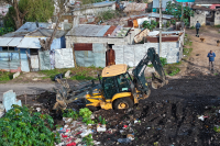 Limpieza en calle Simón del Pino en el marco del programa áreas liberadas