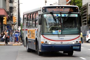 Ómnibus en Avenida 18 de julio