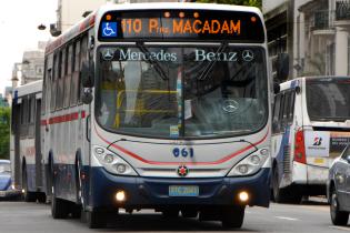 Ómnibus en Avenida 18 de julio