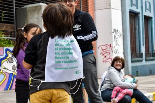 Peatonal barrial en el Barrio Sur