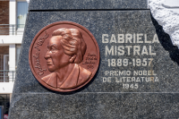 Colocación Medallón Gabriela Mistral
