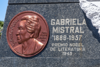 Colocación Medallón Gabriela Mistral