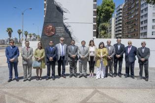 Colocación Medallón Gabriela Mistral