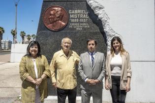 Colocación Medallón Gabriela Mistral