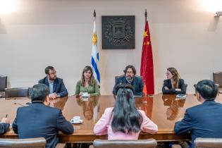 Mauricio Zunino (i) y Fabiana Goyeneche junto a la delegación de la provincia de Hubei ,China Mauricio Zunino (i) y Fabiana Goyeneche junto a la delegación de la provincia de Hubei ,China