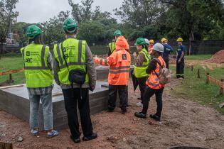 Instalación de las estatuas Confucio y Lao Tse en parque Batlle