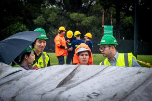 Instalación de las estatuas Confucio y Lao Tse en parque Batlle