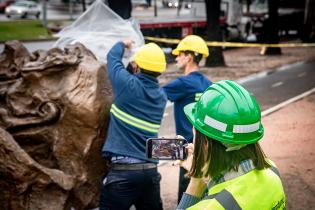 Instalación de las estatuas Confucio y Lao Tse en parque Batlle