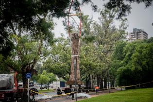 Instalación de las estatuas Confucio y Lao Tse en parque Batlle