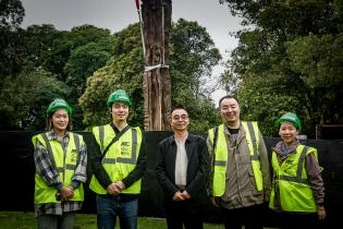 Instalación de las estatuas Confucio y Lao Tse en parque Batlle