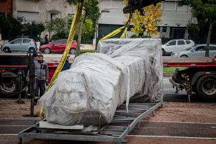 Instalación de las estatuas Confucio y Lao Tse en parque Batlle