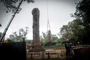 Instalación de las estatuas Confucio y Lao Tse en parque Batlle