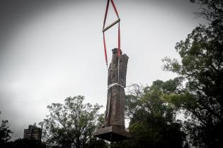 Instalación de las estatuas Confucio y Lao Tse en parque Batlle