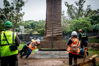 Instalación de las estatuas Confucio y Lao Tse en parque Batlle