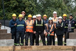 Instalación de las estatuas Confucio y Lao Tse en parque Batlle