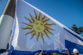 Izaje del Pabellón Nacional en la Plaza de la Democracia