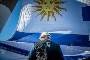 Izaje del Pabellón Nacional en la Plaza de la Democracia