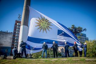 Izaje del Pabellón Nacional en la Plaza de la Democracia